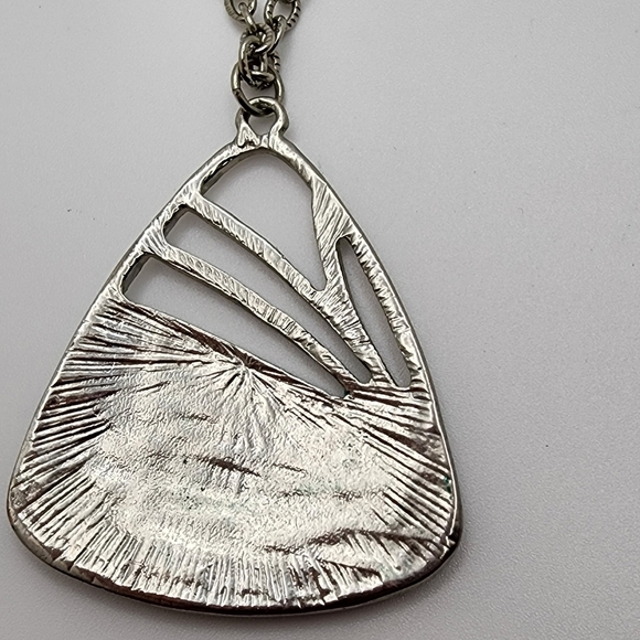From the Hope Collection. An Abalone and Silver Pendant on a Silver Chain. - Picture 2 of 4